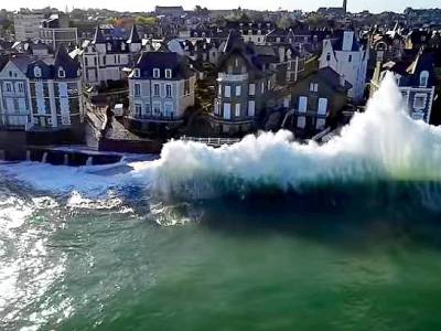 Wysokie fale  w Saint – Malo nagrane kamerą 4K z drona